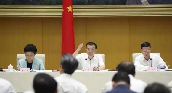 取消和下放工業產品生產許可，總理談到“連飼料要喂多大的豬都設定了不同的標準"