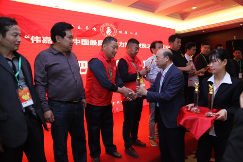 火炬接力 能量繼續(xù) 做快樂的養(yǎng)雞人